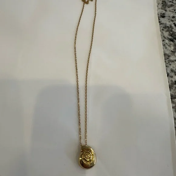 Vintage Shell Necklace - Picture 5 of 5